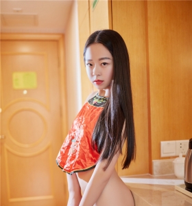 [秀人网]性感美女夏旖诺穿红肚兜秀美背翘臀私房写真图片